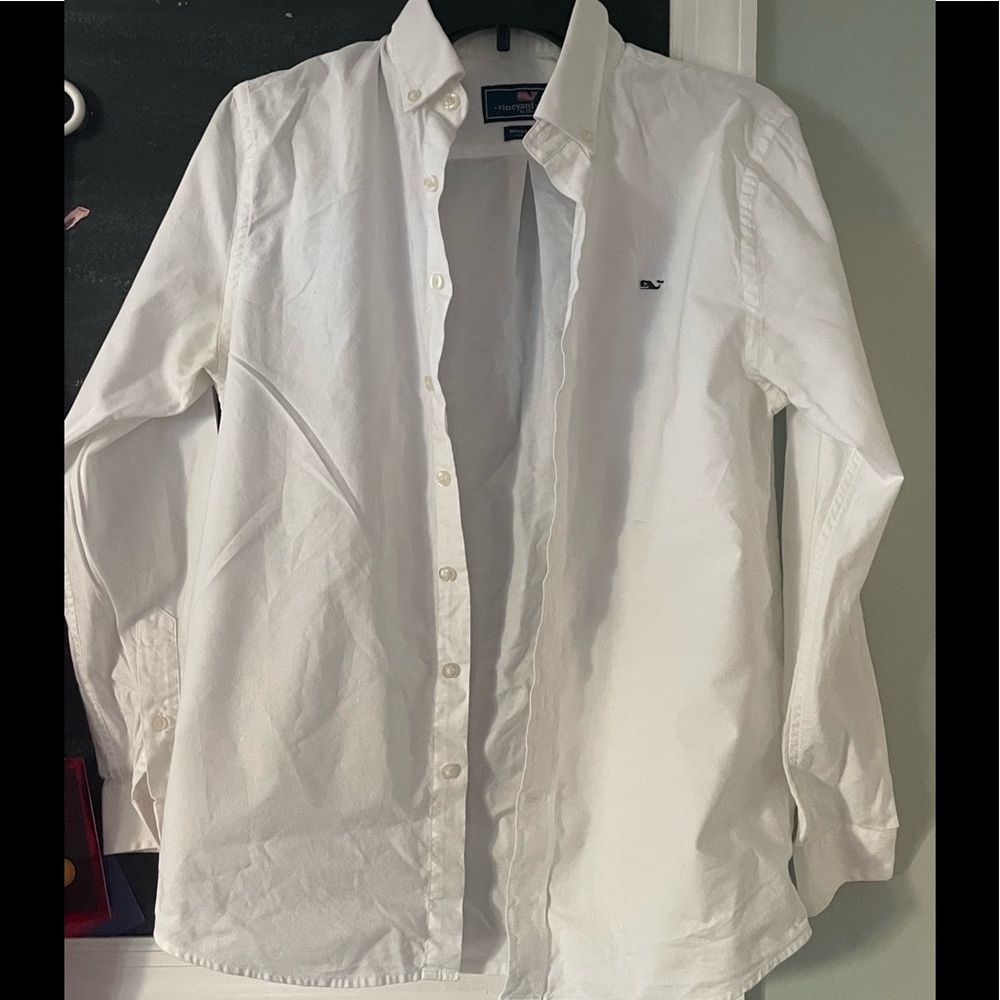 Vineyard Vines ~ Dress shirt ~ slight discoloration at armpit